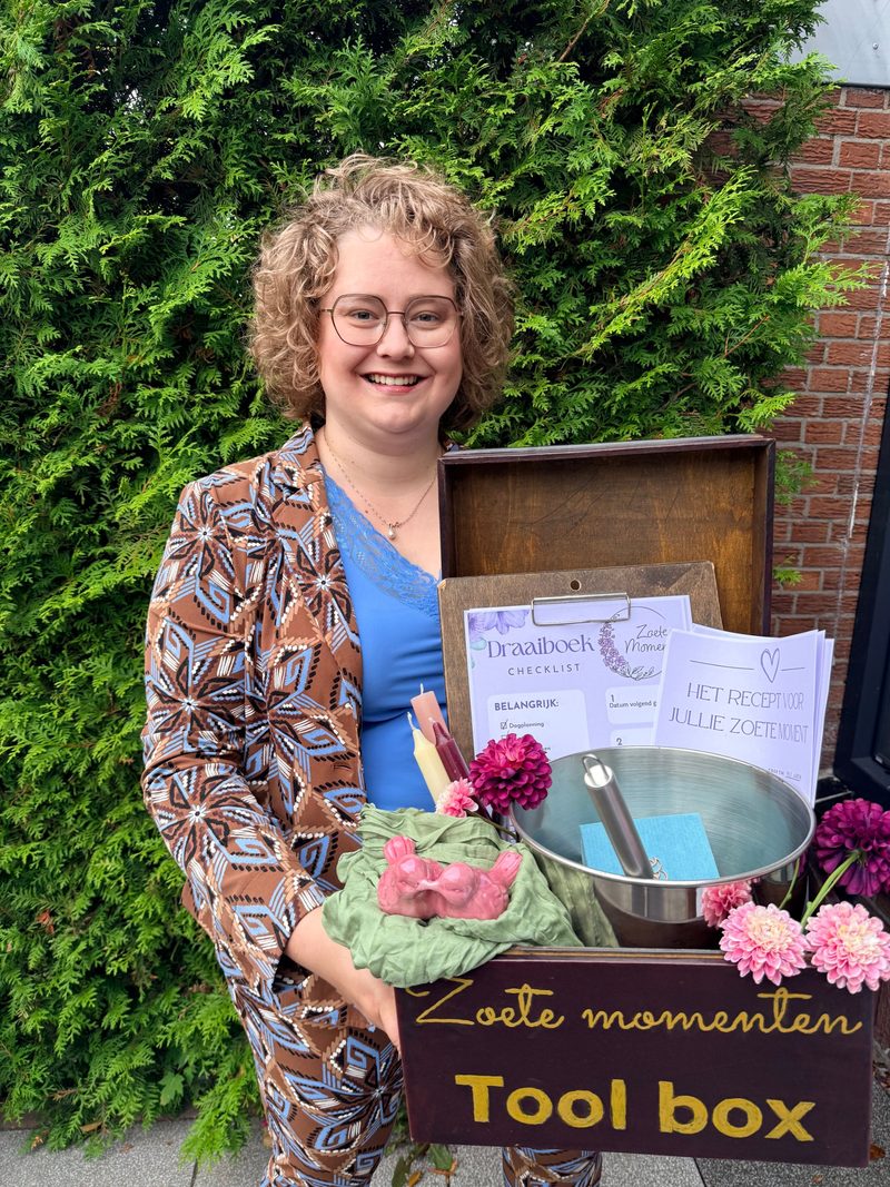 Jana met de Zoete Momenten tool box vol bloemen, kaarsen en een draaiboek