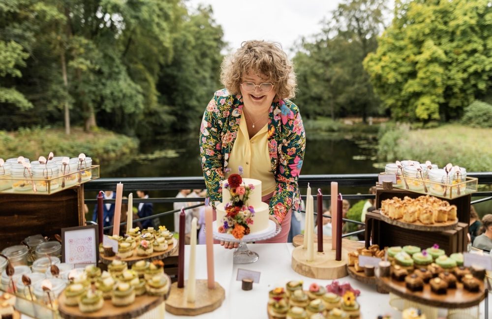Jana bij een sweettable met bruidstaart, glaasjes en taartjes