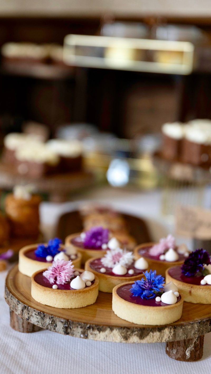 Tartelettes met paarse vulling en eetbare korenbloemen
